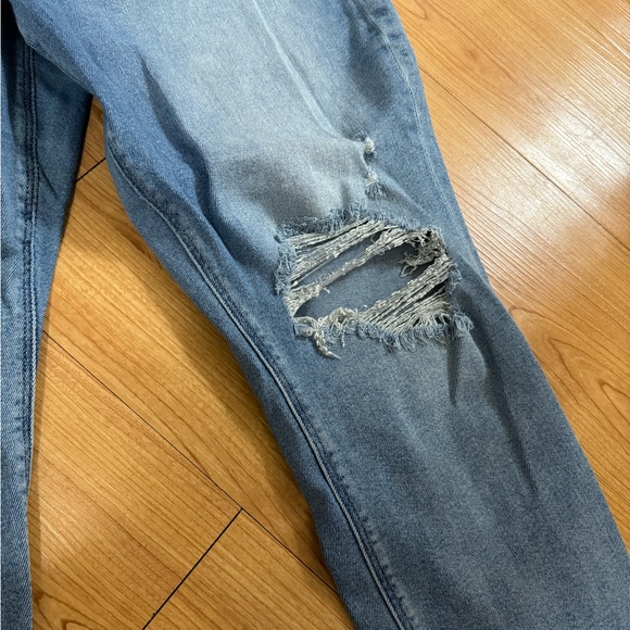 American Eagle Distressed Light/Medium Wash Mom Jeans Size 16 SHORT - Picture 6 of 6